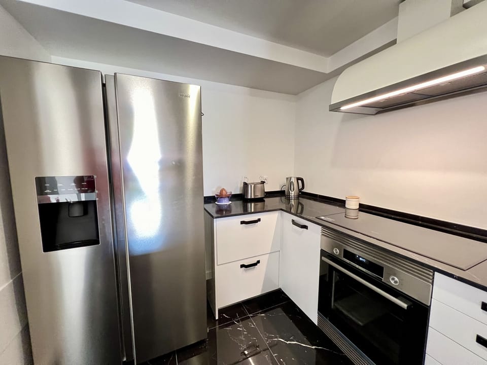 Microwave, oven, dishwasher, coffee/tea maker
