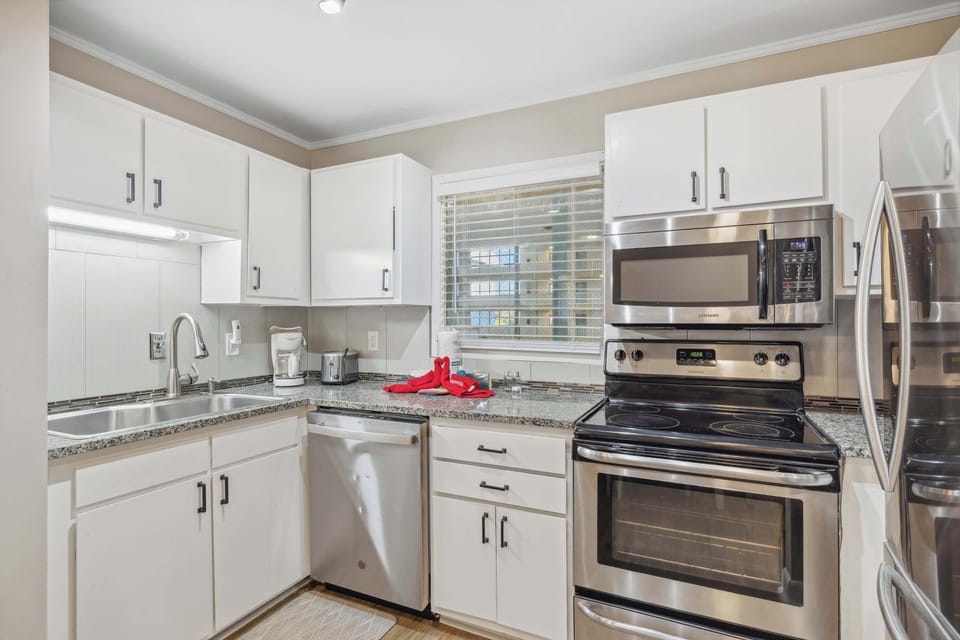 Full kitchen 