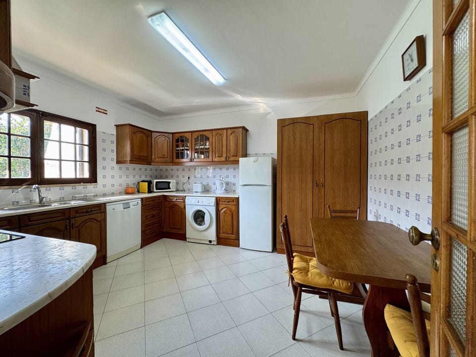 Microwave, oven, dishwasher, cookware/dishes/utensils