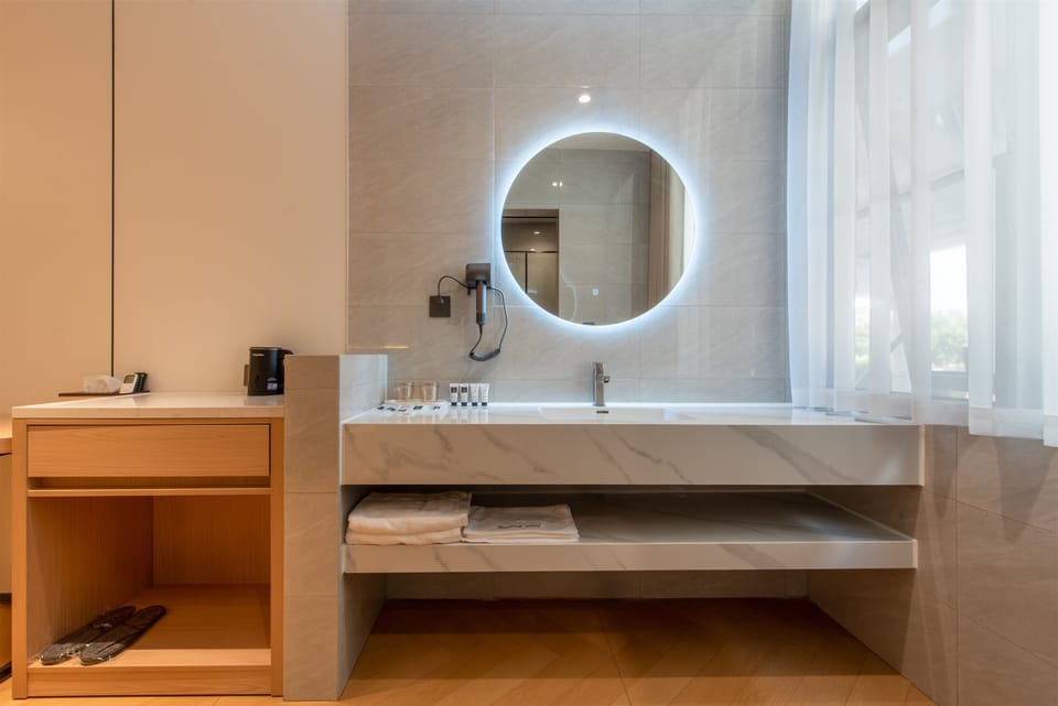 Elite Twin Room | Bathroom | Shower, rainfall showerhead, free toiletries, hair dryer