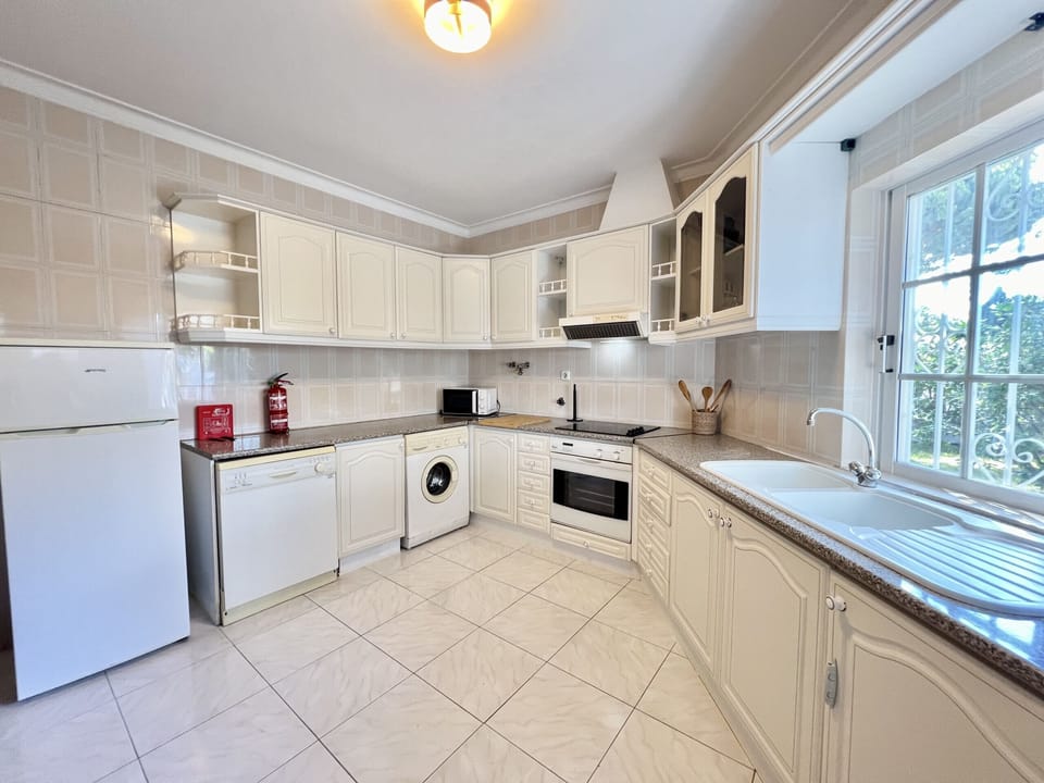 Microwave, oven, dishwasher, coffee/tea maker