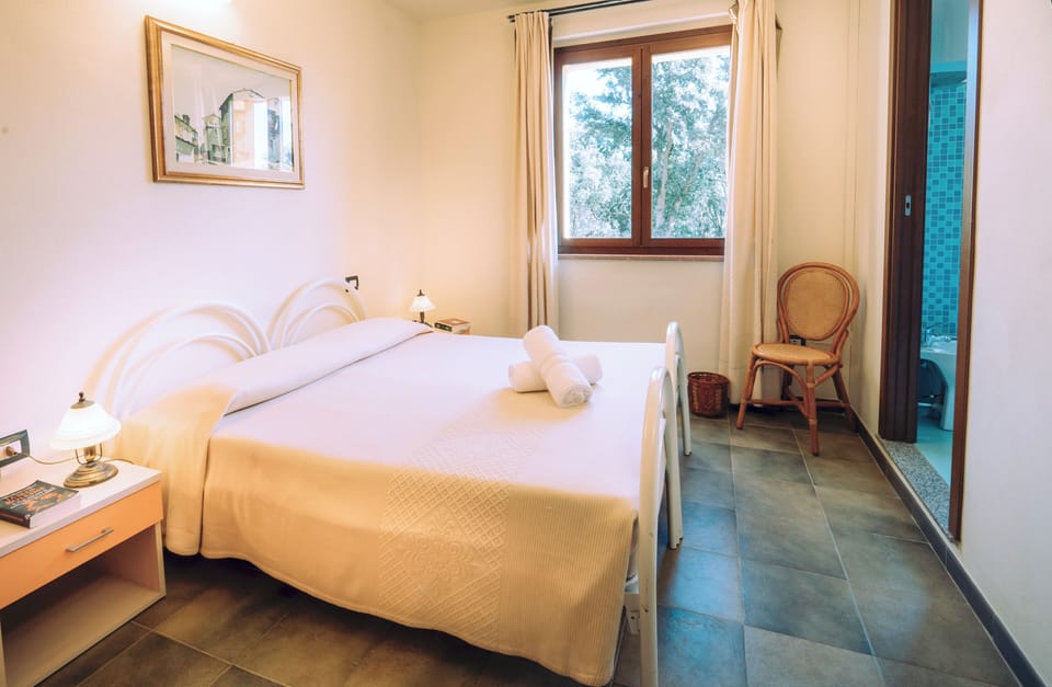 Classic Double Room | Minibar, free cribs/infant beds, bed sheets