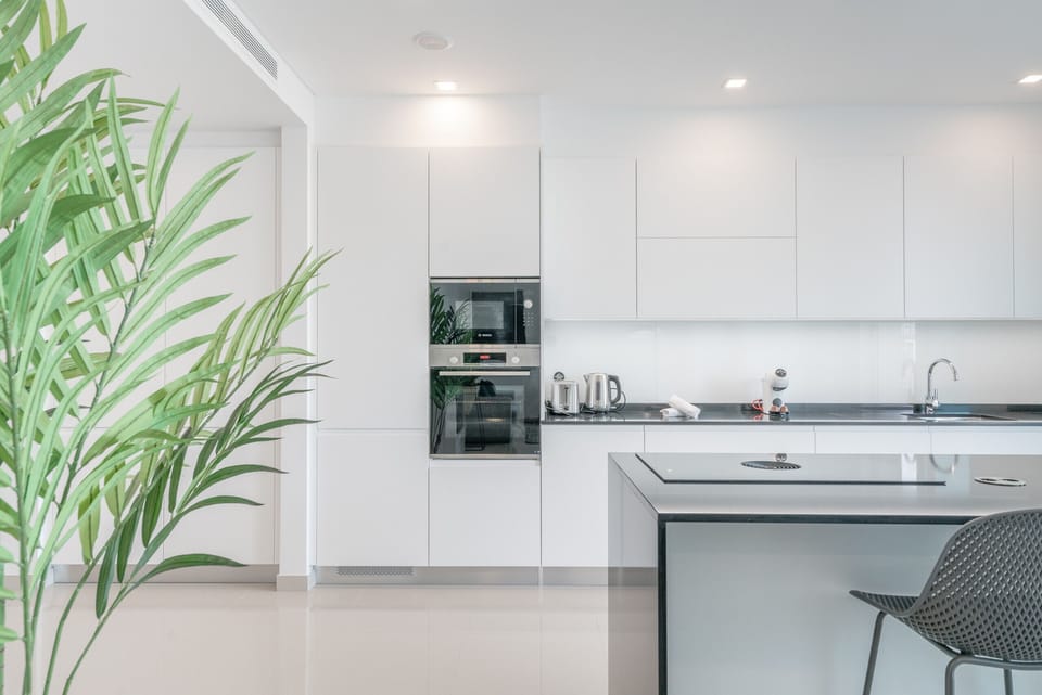 Microwave, oven, dishwasher, coffee/tea maker