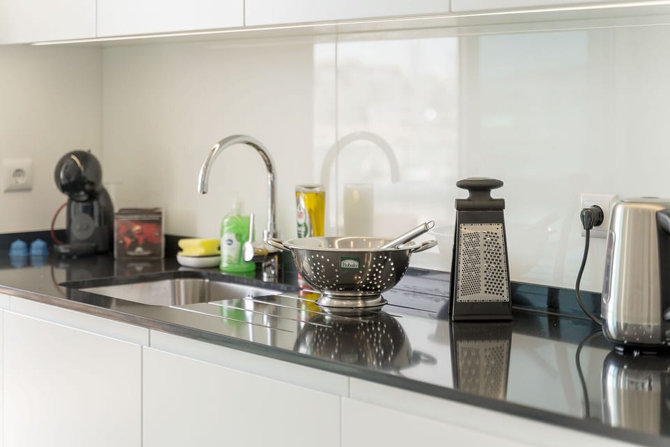 Microwave, oven, dishwasher, coffee/tea maker