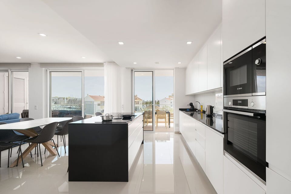 Microwave, oven, dishwasher, coffee/tea maker