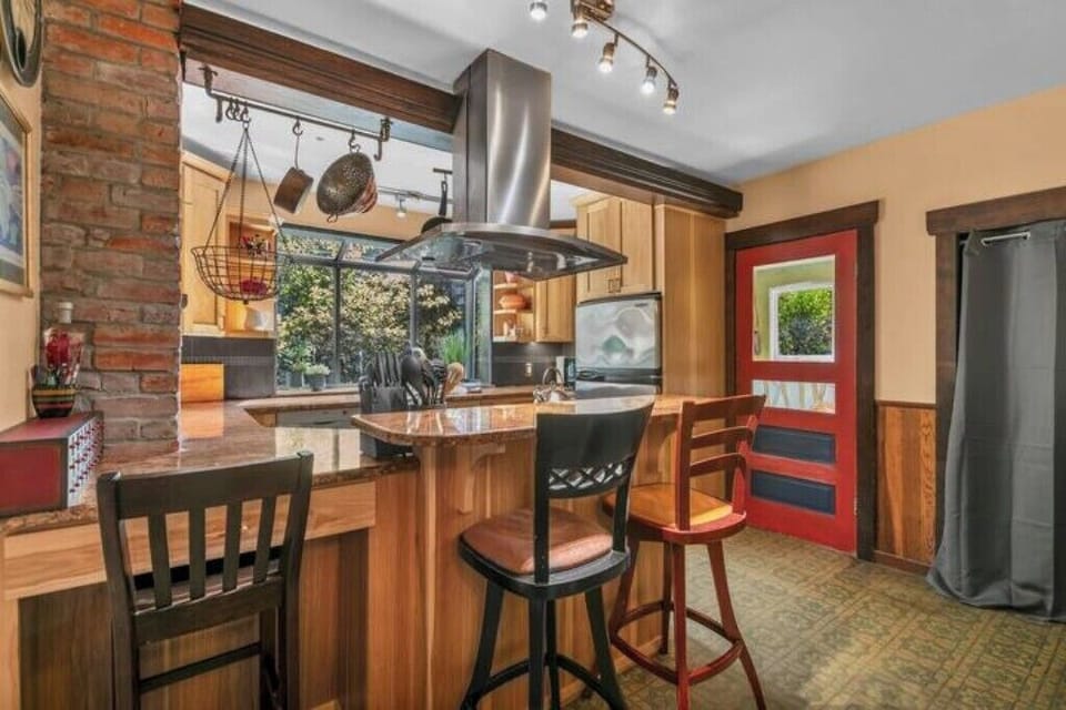 Kitchen bar seating