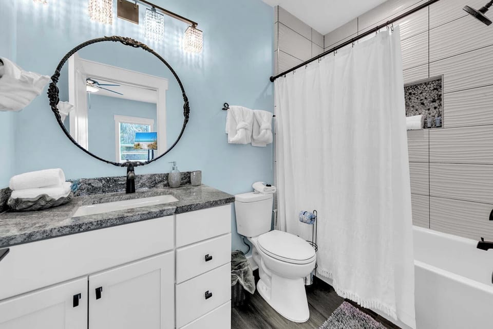 Master bathroom with shower/tub combo