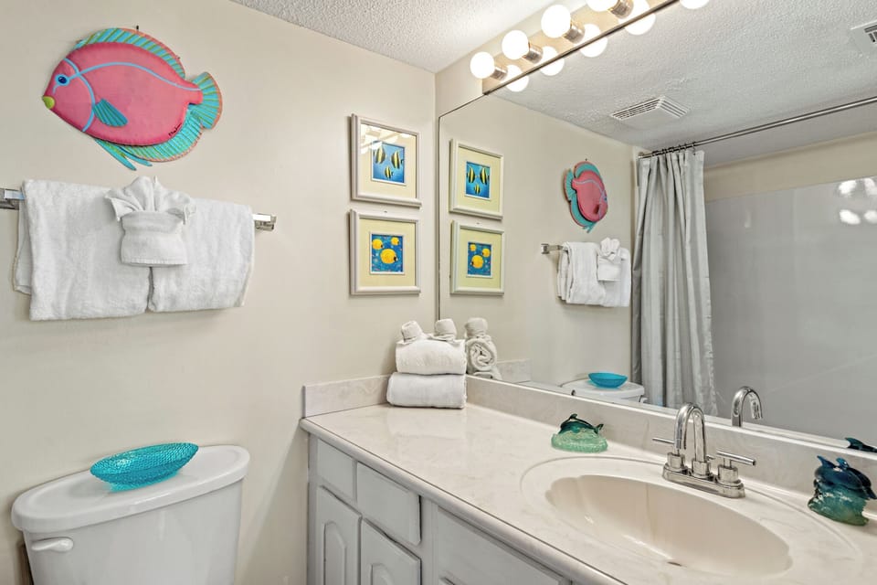 Master Ensuite Bathroom with Combination Shower and Tub