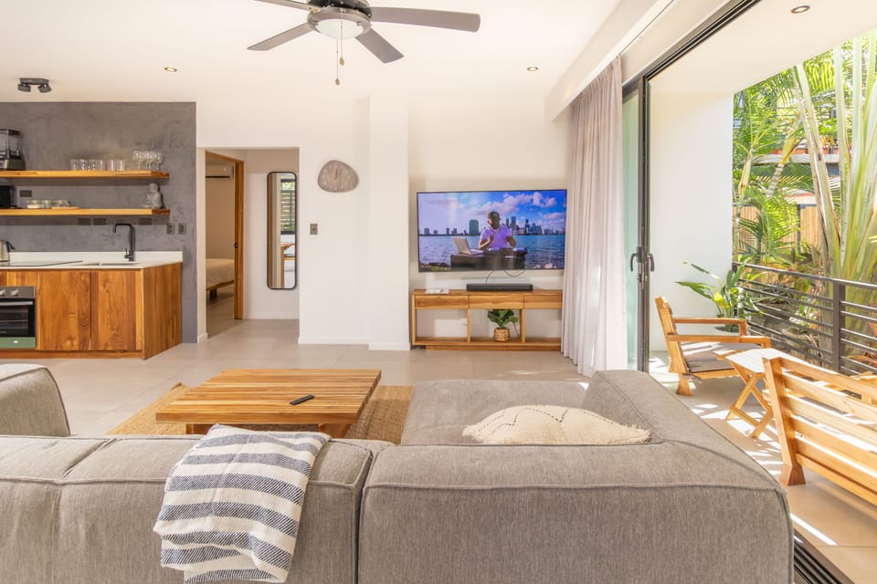 Living room/Balcony