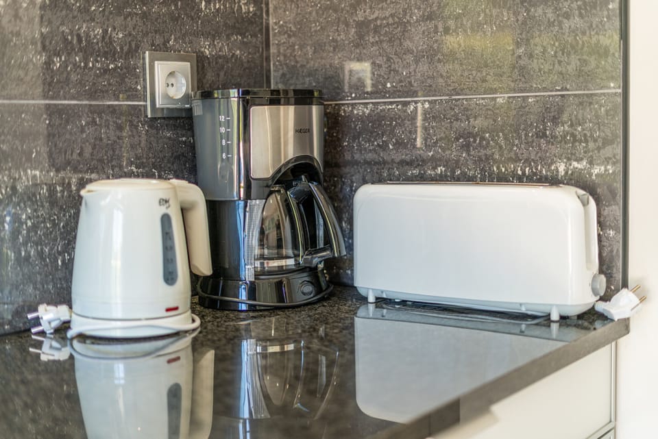 Oven, dishwasher, coffee/tea maker, electric kettle