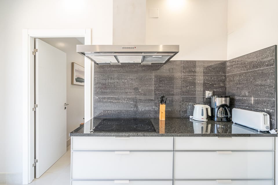 Oven, dishwasher, coffee/tea maker, electric kettle