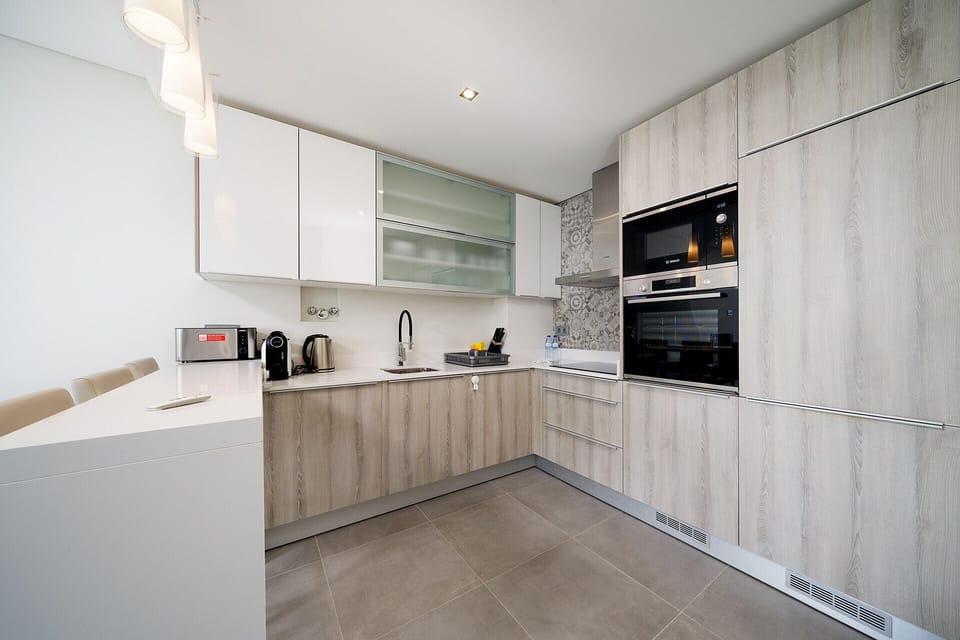 Microwave, oven, dishwasher, coffee/tea maker