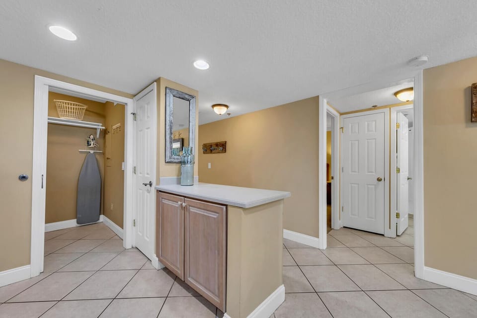 Updated Kitchen - Keurig and Regular Coffee Maker (Laundry room off of kitchen)