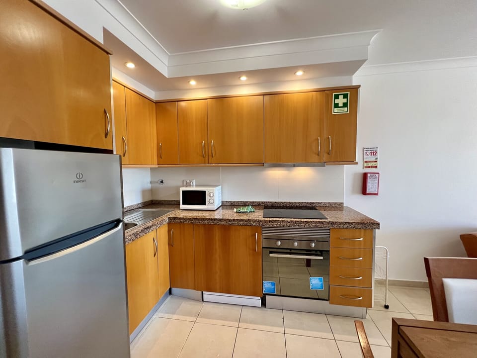 Microwave, oven, dishwasher, coffee/tea maker