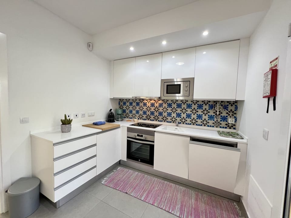Microwave, oven, dishwasher, coffee/tea maker