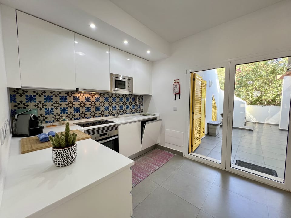 Microwave, oven, dishwasher, coffee/tea maker