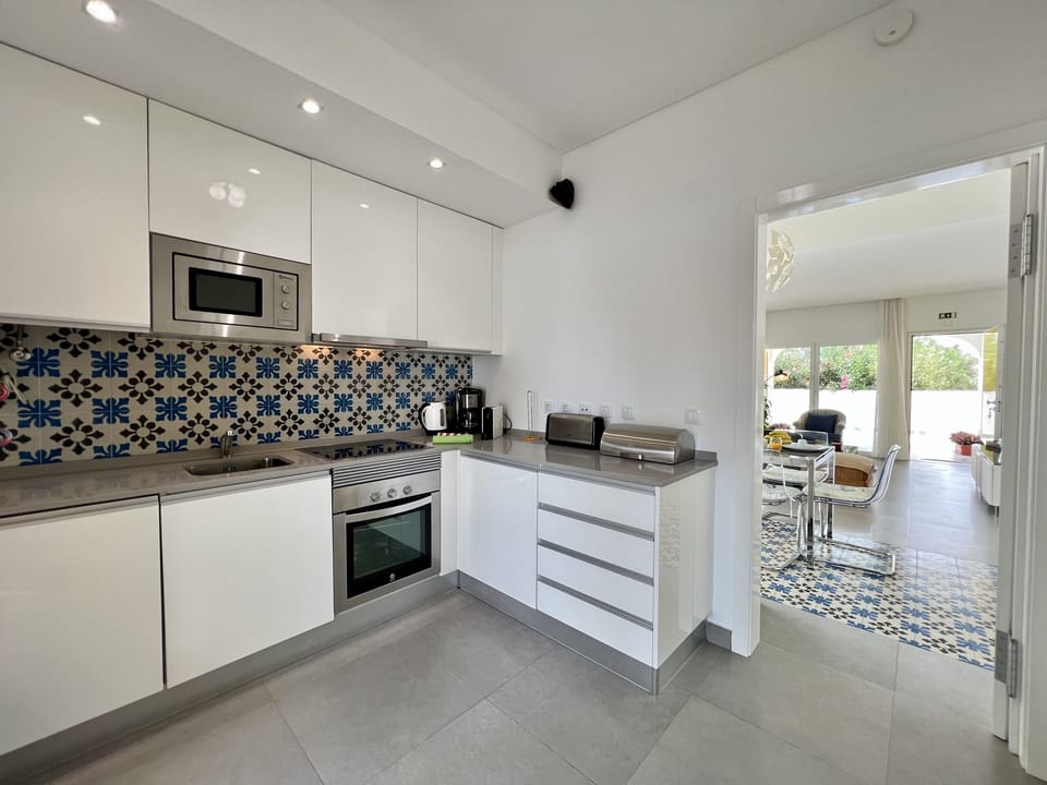 Microwave, oven, dishwasher, coffee/tea maker