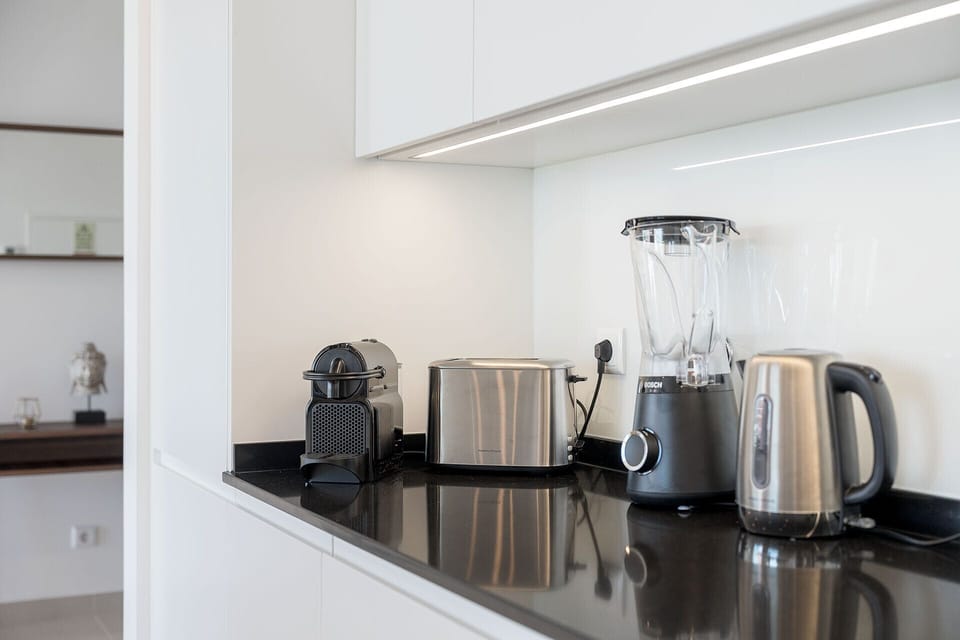 Microwave, oven, dishwasher, coffee/tea maker