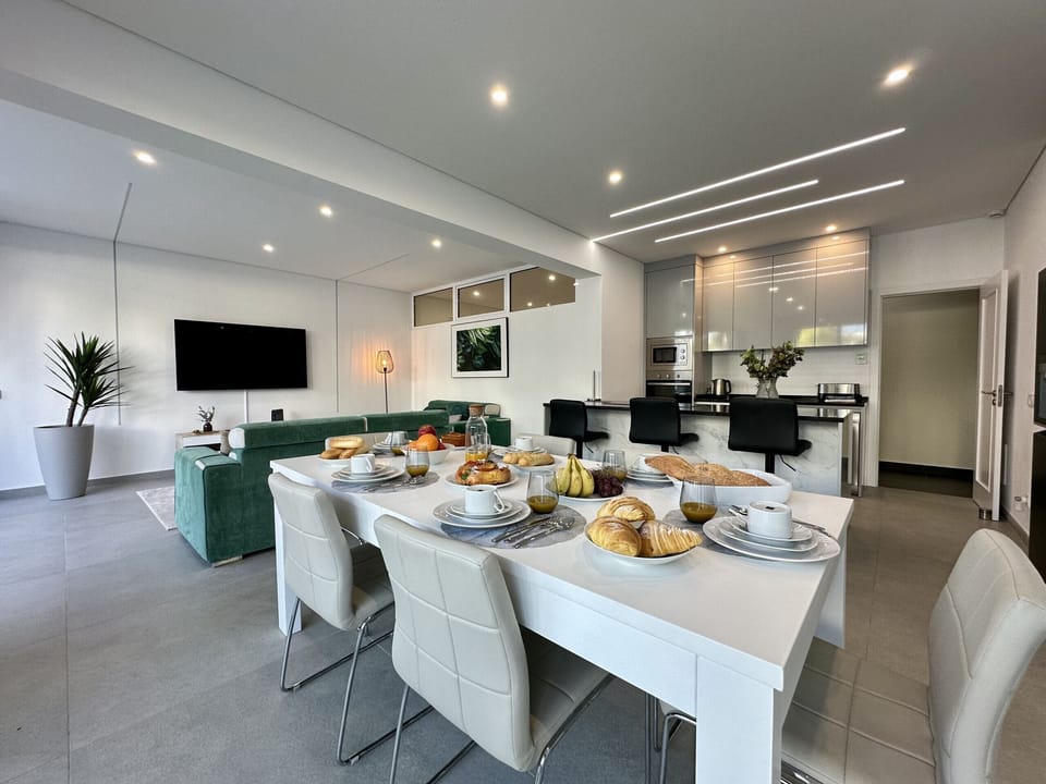 Microwave, oven, dishwasher, coffee/tea maker