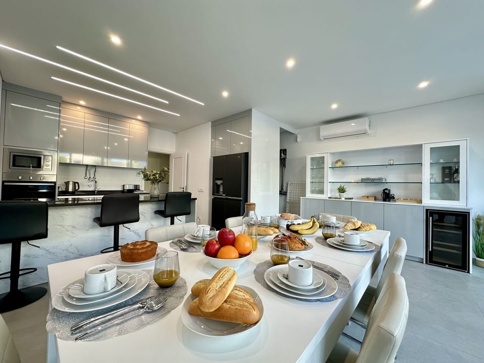 Microwave, oven, dishwasher, coffee/tea maker