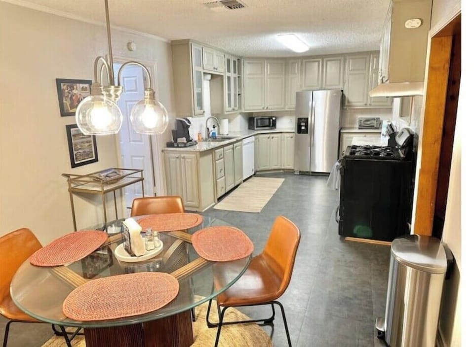 Dining kitchen