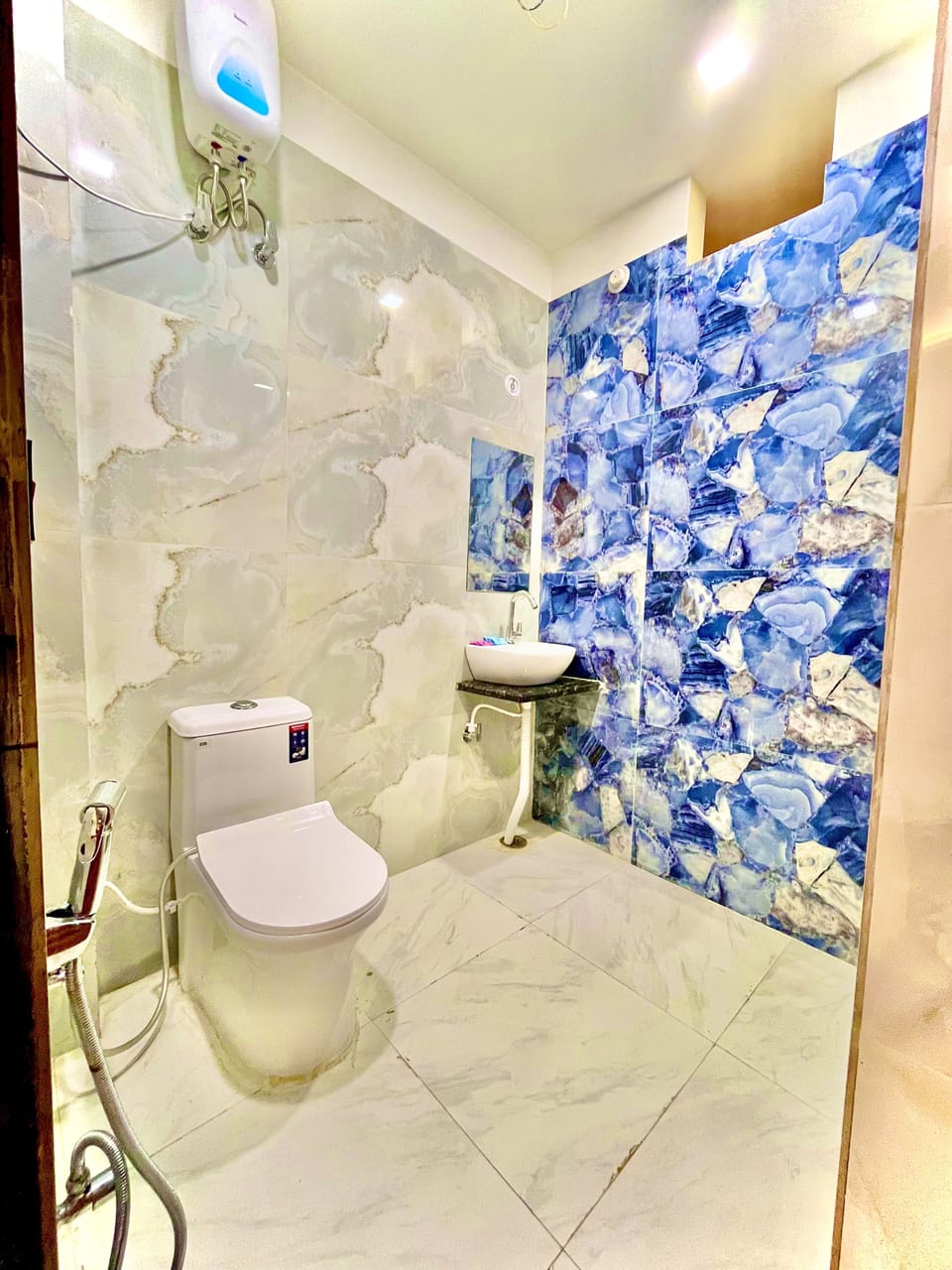 Deluxe Double Room | Bathroom | Shower, free toiletries, bathrobes, slippers