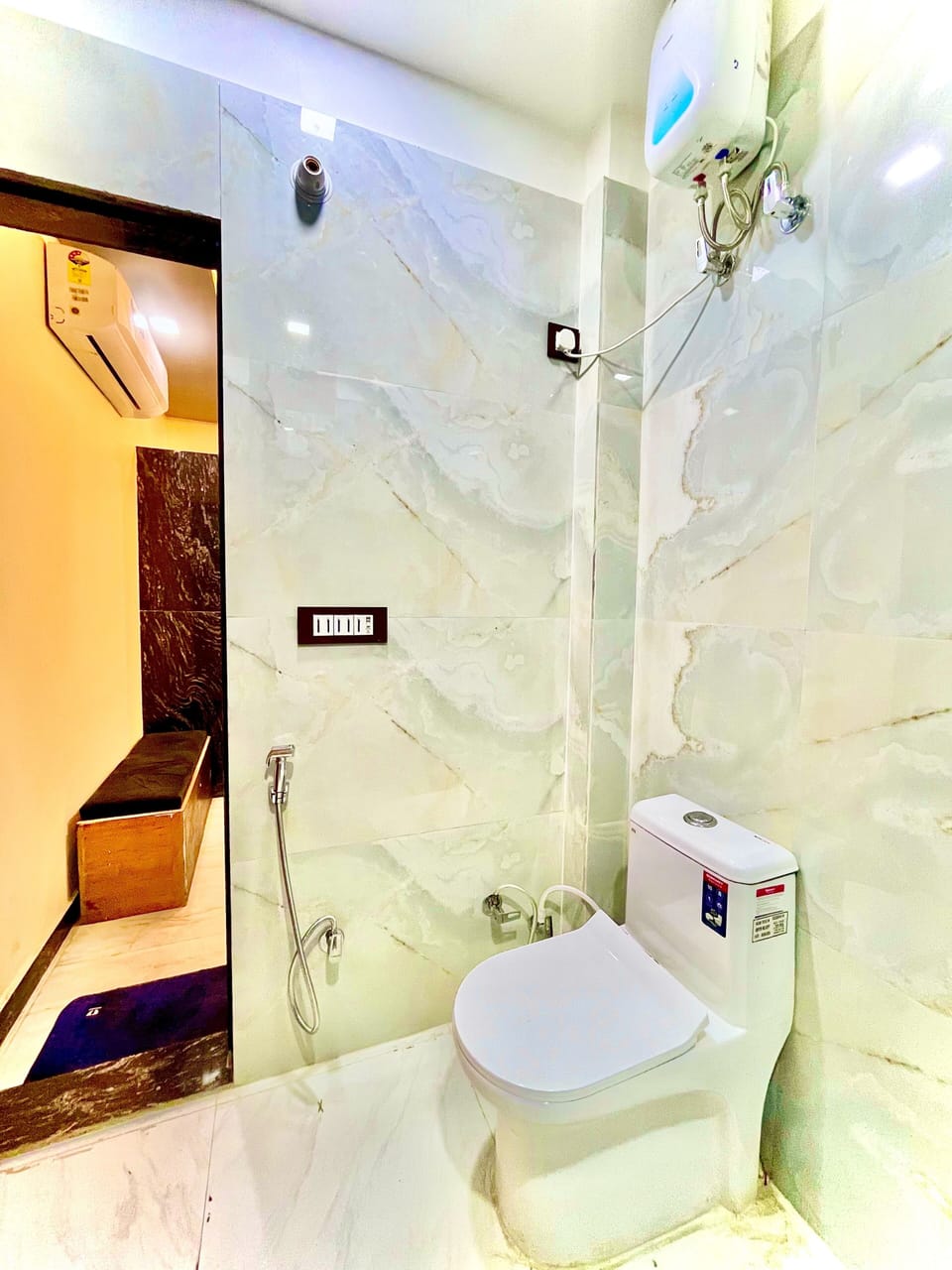 Deluxe Double Room | Bathroom | Shower, free toiletries, bathrobes, slippers