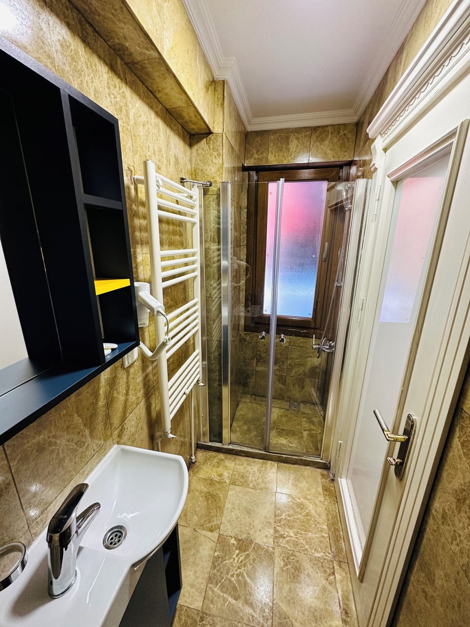Deluxe Quadruple Room | Bathroom | Shower, hair dryer, towels, soap