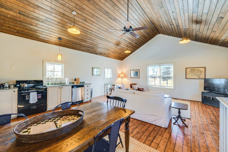 Main Living Area | Dining Table | Full Kitchen