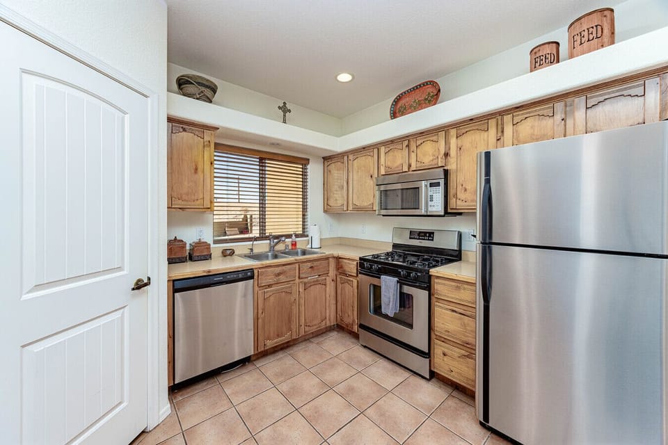 2nd kitchen space (fully stocked with blender, toaster, all appliances, filtered water)