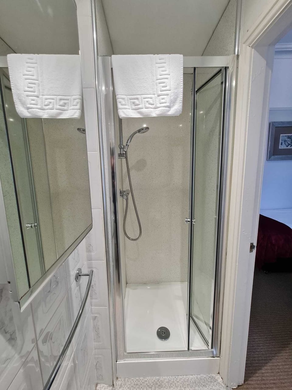 Room 1 - Ground Floor Twin/King En-suite | Bathroom | Shower, hair dryer, towels, soap
