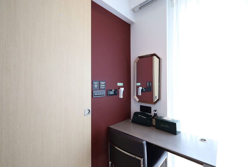 Deluxe Twin Room | Living area | 50-inch flat-screen TV with cable channels