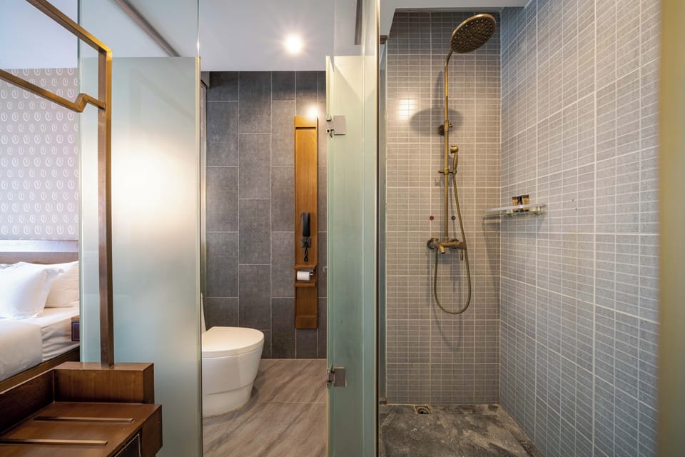 Shower, rainfall showerhead, free toiletries, hair dryer