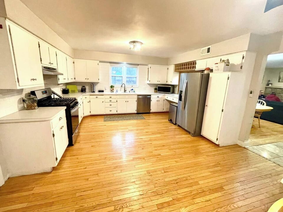 Full kitchen with everything you would need 