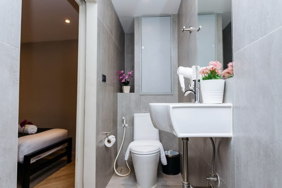 Standard Hollywood with window | Bathroom | Shower, free toiletries, hair dryer, towels