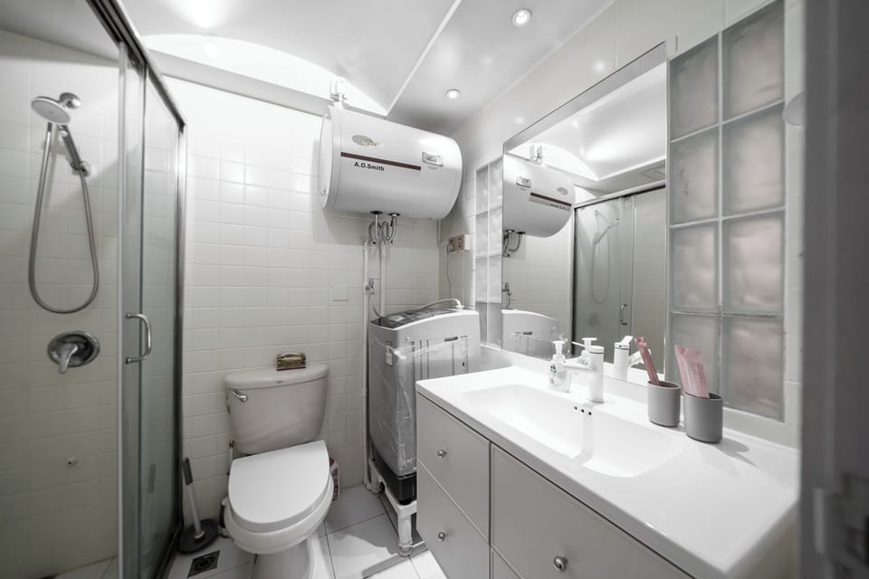 Double Room, City View | Bathroom | Shower, hair dryer, towels, shampoo