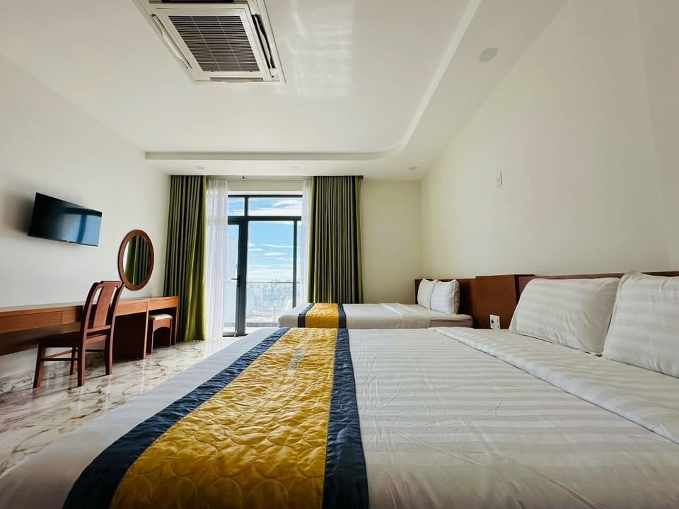 Deluxe Double Room, City View | Free minibar items, free WiFi, bed sheets