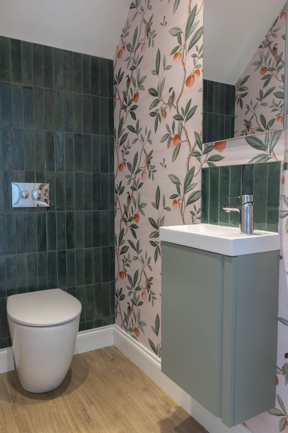 Stables Cottage - the WC with floral accent wallpaper