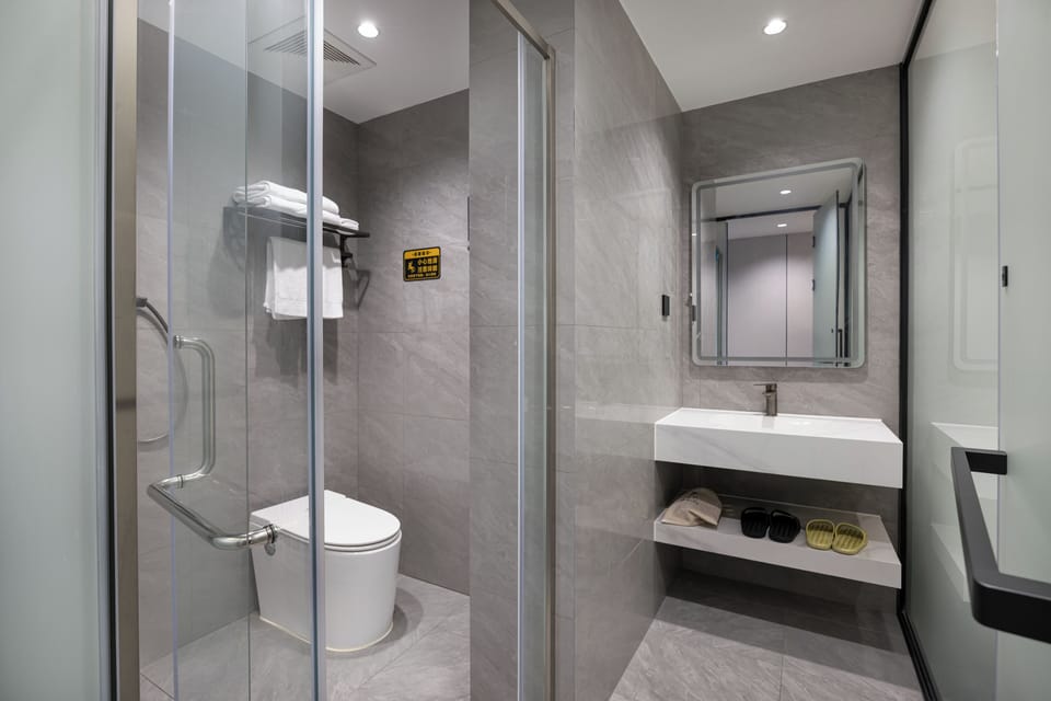 Basic Twin Room | Bathroom | Hair dryer, towels, soap, shampoo