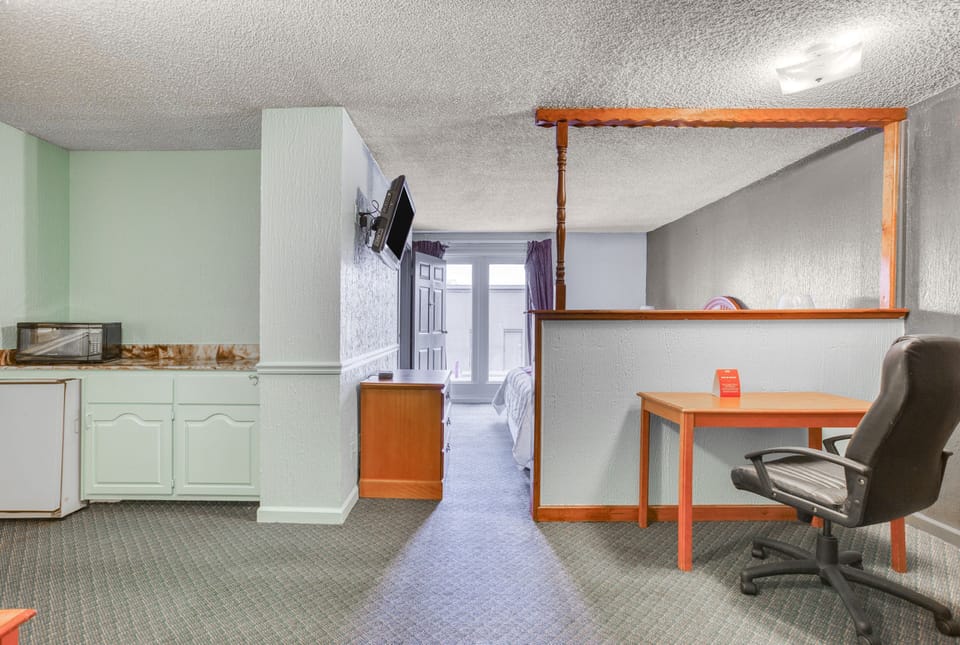Suite, 1 Bedroom | Desk, free WiFi, bed sheets