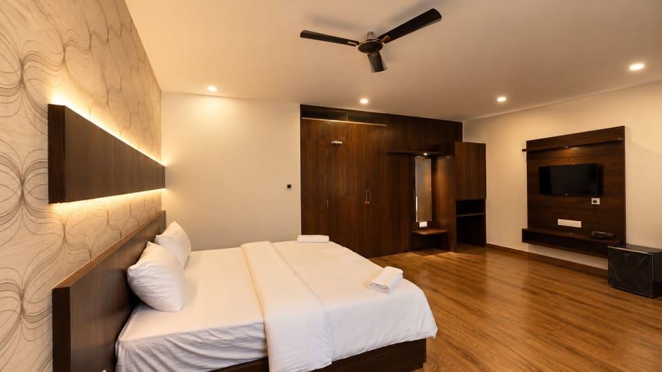 Luxury Suite | Desk, laptop workspace, WiFi (free)