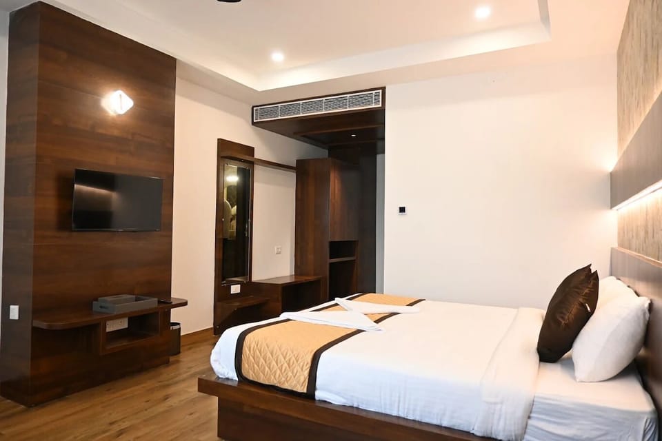 Luxury Suite | Desk, laptop workspace, WiFi (free)