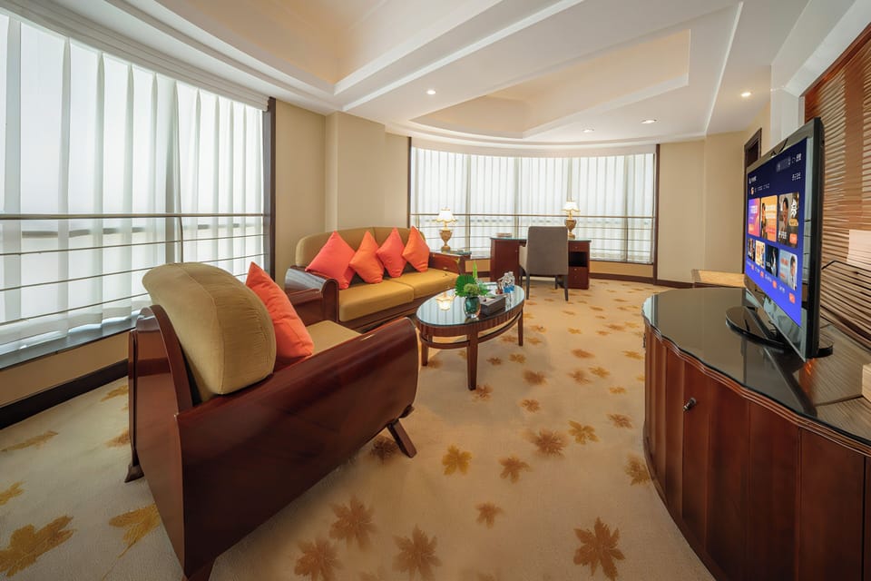 Business Suite, 1 King Bed | Living room