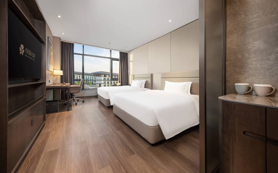 Business Twin Room | Desk, laptop workspace, WiFi (free), bed sheets