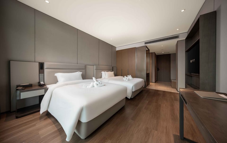 Business Twin Room | Desk, laptop workspace, WiFi (free), bed sheets
