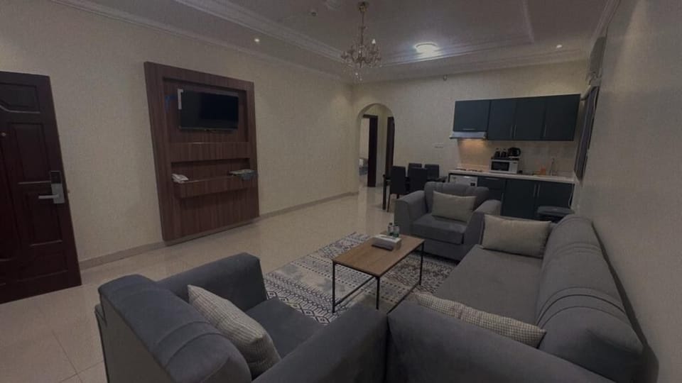 Family Apartment | In-room safe, soundproofing, iron/ironing board, WiFi (free)