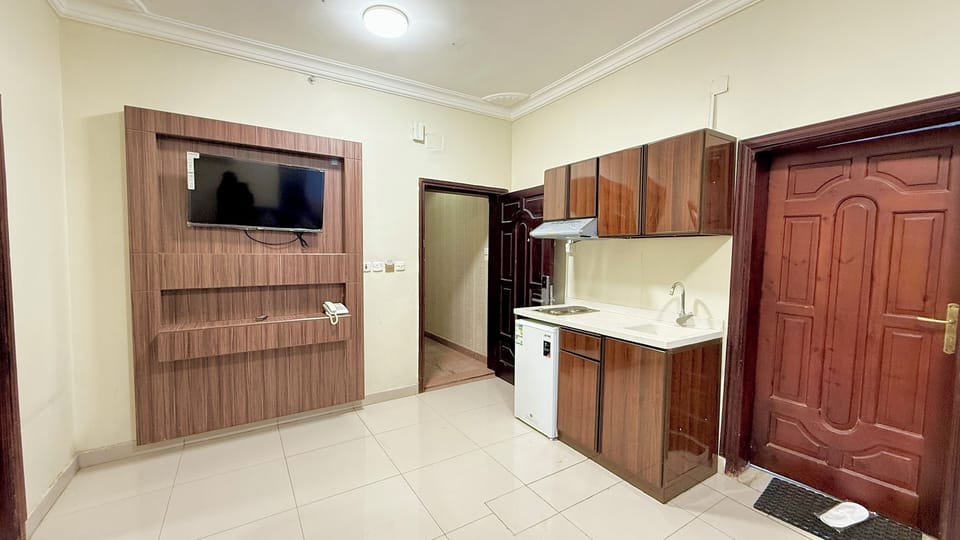 Luxury Suite | Private kitchen | Electric kettle, dining table