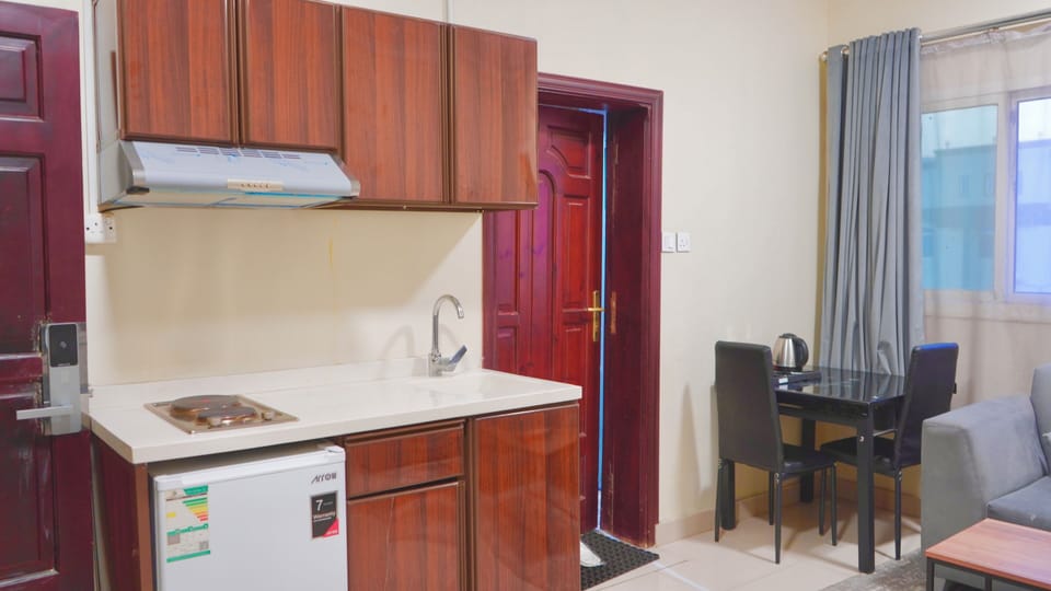 Luxury Suite | Private kitchen | Electric kettle, dining table