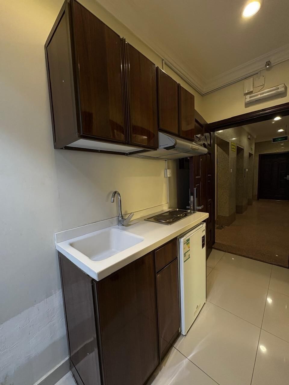 Luxury Suite | Private kitchen | Electric kettle, dining table