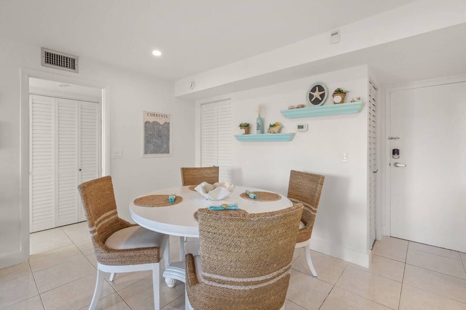 Dining table seat 4 comfortably